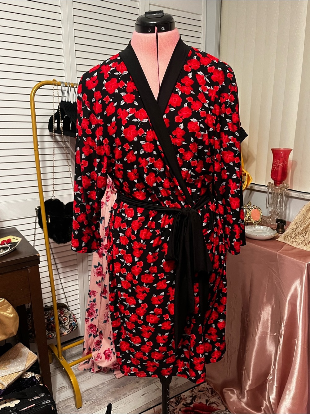 Marilyn Monroe Black Floral Wrap Robe with Red Blooms - Picture 2 of 4